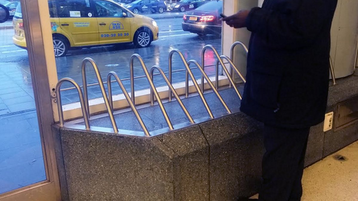 Nya räcken som satts upp på Stockholms centralstation för att "minska otryggheten".